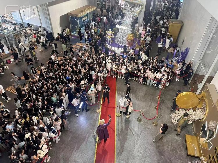 地铁逃生的新BOSS瓦伦Coser进行耍鞭表演