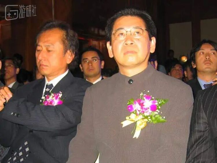 2004年8月3日发布会上的知名游戏制作人铃木裕