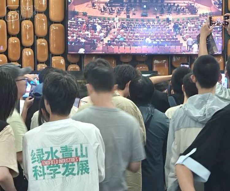 现场穿着《明日方舟：终末地》文化衫等待与Andreas签名留影的观众