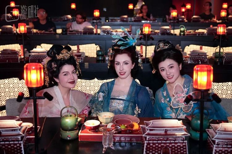 Rebecca、Megan、Zi体验唐装