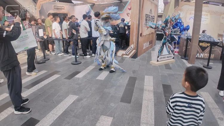 校园行现场时不时也能看到受到现场气氛感染好奇驻足的小朋友