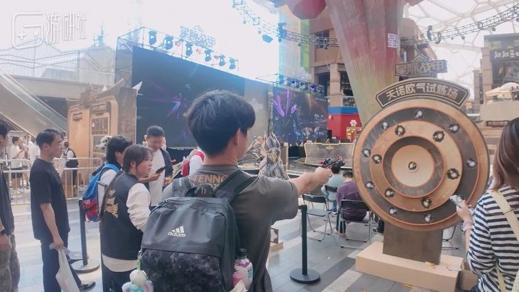 和需要邀请参加的TennoVIP不同，校园行是个面向公众开放的活动，在现场可以拍合影、参加各种互动游戏、领取周边