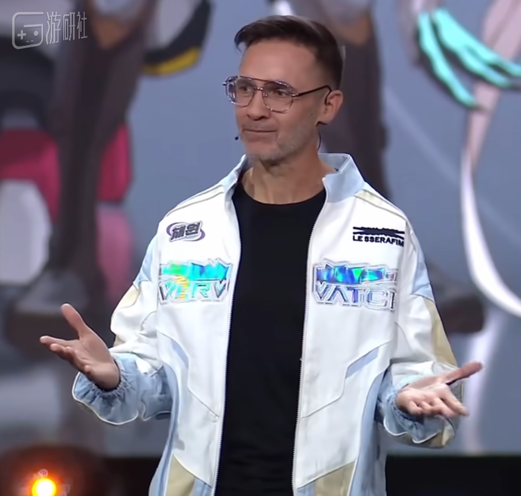 在开幕式上，Aaron身穿印有炽LOGO的特别款纪念夹克
