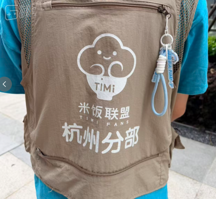 小潘向我展示他的志愿者马甲，“能装特别多东西，很好用”