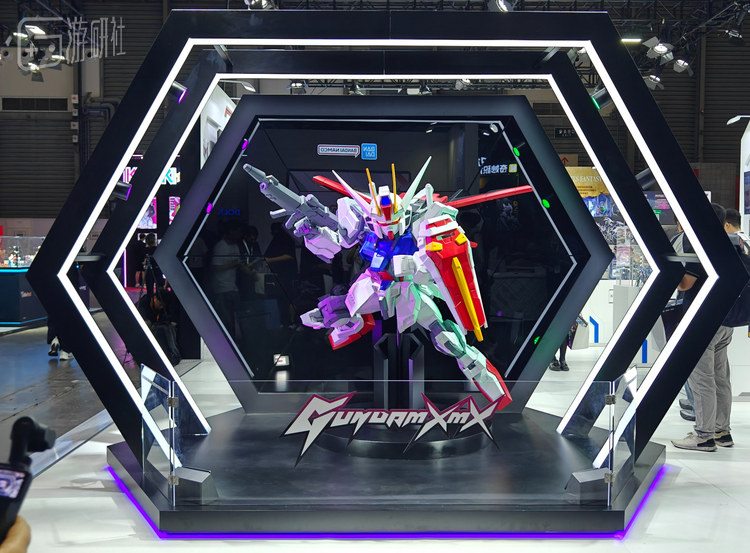 现场公开的GUNDAM XMX大比例模型雕像