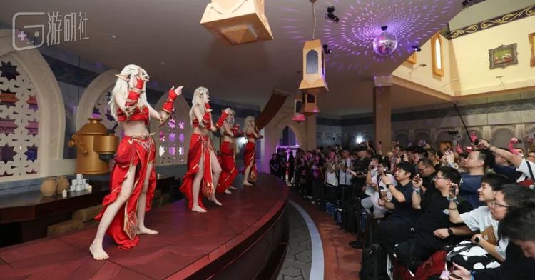 除了欺负加摩尔的时候，真没见过游戏里的酒馆里聚这么多人
