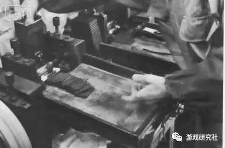 传统花札的制作过程。图片来源：白川書院『京都』1977年1月号。