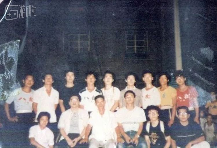 日本空手道访华团松田隆志（前排左二）在石家庄八极拳社接受李富昌先生及儿子训练八极