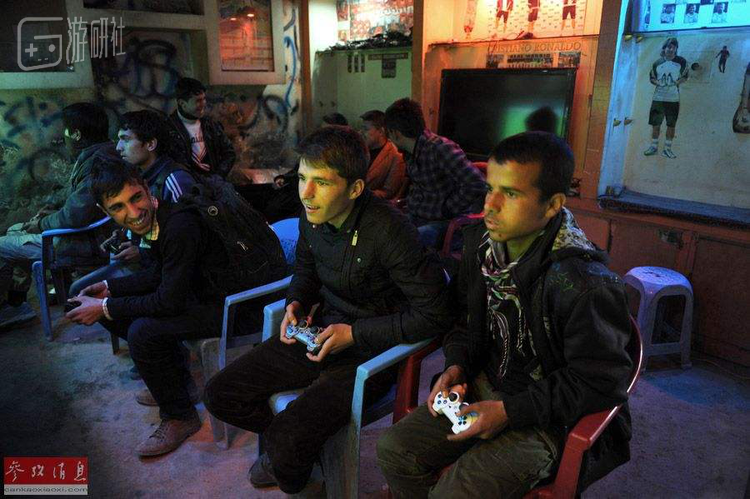 在阿富汗玩游戏的人们