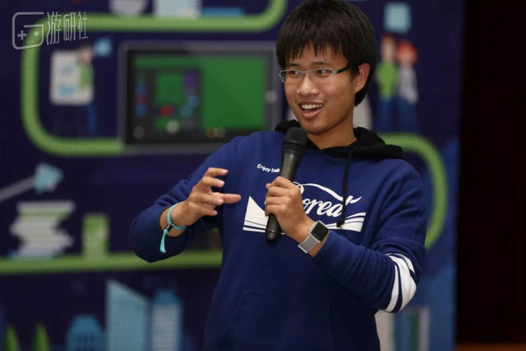 在微软游戏开发大赛上作经验谈的刘洋，他们后来在全国大学生VRAR开发大赛中凭借堡垒计划这部游戏拿到了最佳AR奖