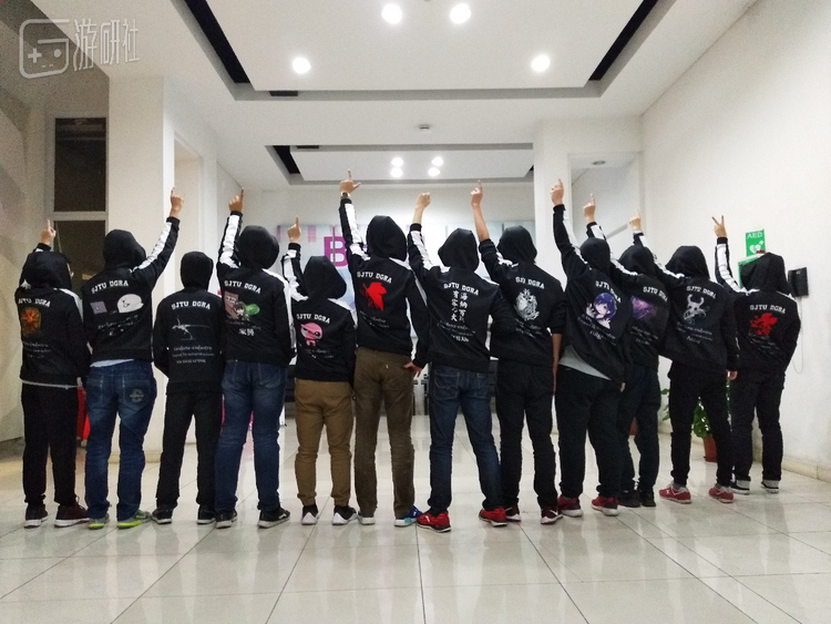 高冷的M：我就是不摆POSE，哼！