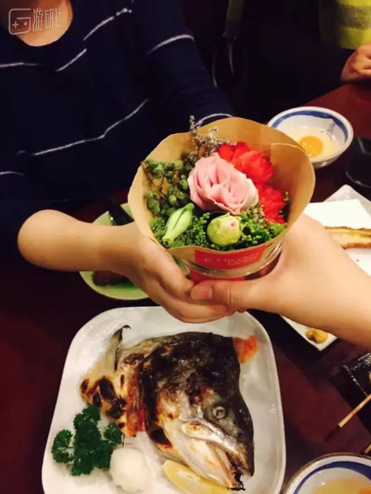 参加完CPX的马老哥和朋友们聚餐 鲜花献给同人魂