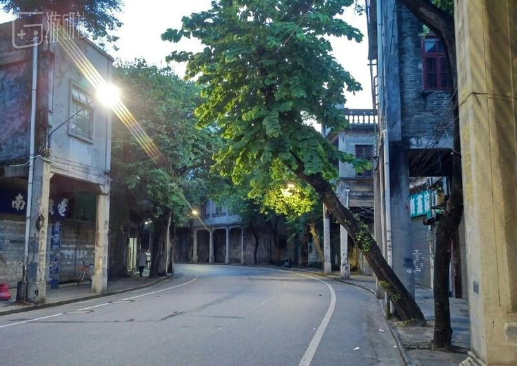 旧屋附近的早晨六点，冬天，夏天。忘了什么原因拍照，此情此景真想忘记那段“勤奋”的日子。