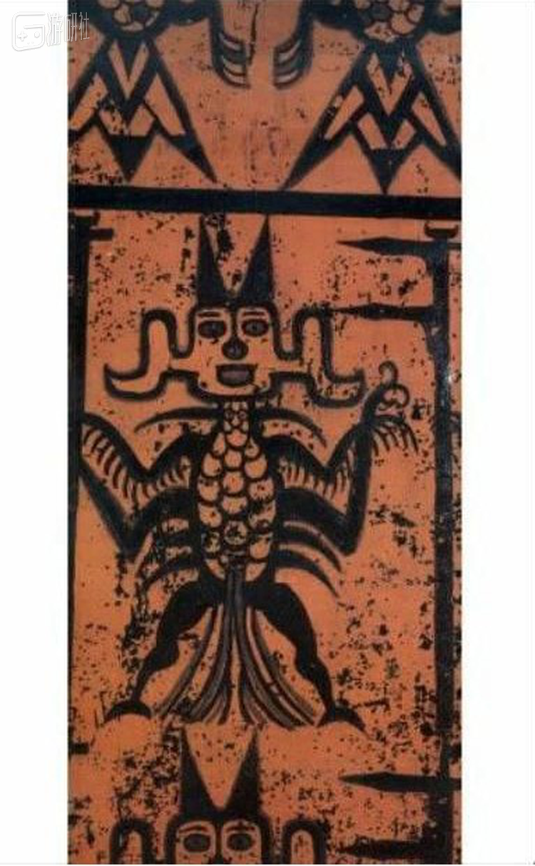 人面鸟身，头着两尖的帽冠，双翅舒展，一手持戟，腹部装饰着鳞纹，尾翼呈扇形散开，是传说中引魂升天的"羽人"的典型形象。