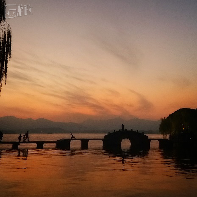 我的西湖边多重和当时的西湖，很难说清手机里和抬起头的风景哪个更令人心醉。