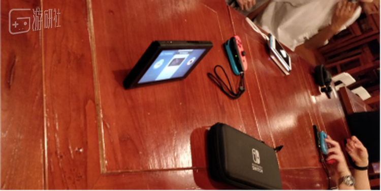 某次“起八”照片，“起八”是玩家们获得游戏最高等级物资的方式，必须要有八个高等级玩家在场。获得物资不是主要目的，吃饭打牌唱歌玩NS才是。