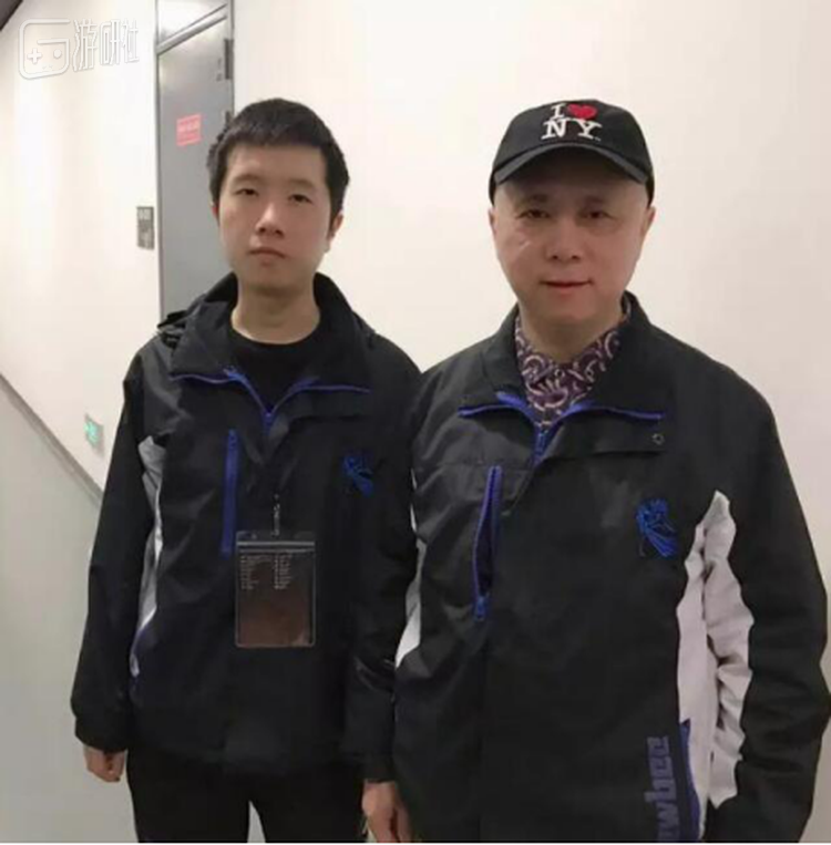 图注：uuu9-88与其儿子：电竞职业选手Moogy的合影