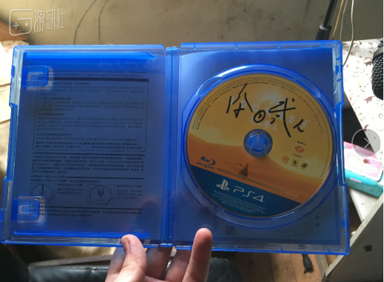武人叔的合影及亲笔签名的PS4版《风之旅人》