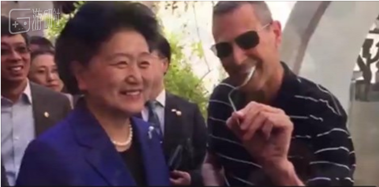 2016年3月，尤里·盖勒偶遇到访以色列雅法的国务院副总理刘延东，并为她表演意念弯勺。图片来源：视频截图，www.urigeller.com