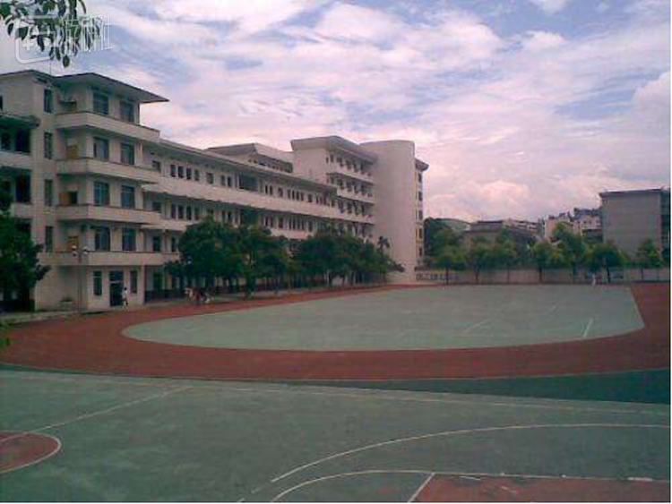 初中时的学校，在我的记忆中总是会把它和《魔兽3》联系在一起