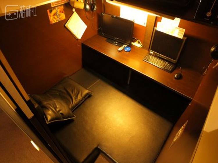 日本网吧的单间，麻雀虽小五脏俱全