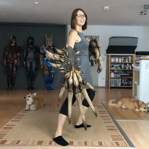 Svetlana展示自己制作的爪子时非常喜悦