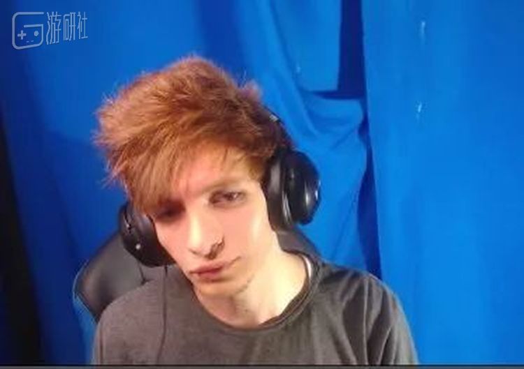 Luke在推特上发的自拍