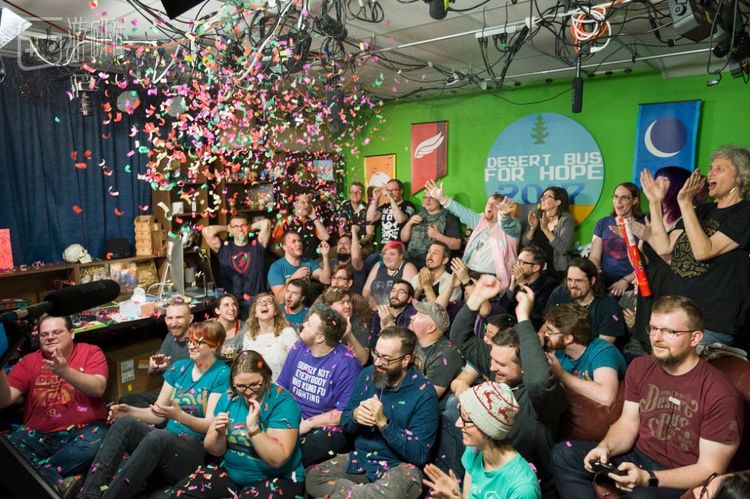 2017年“Desert Bus for Hope”的活动现场照片（图片来自其官方网站）