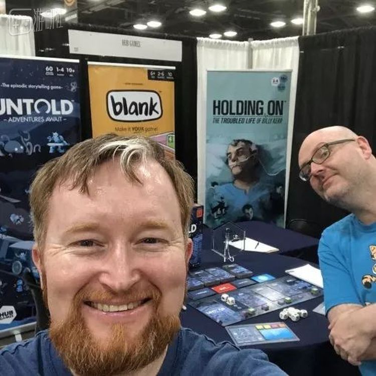 右为创始人罗里