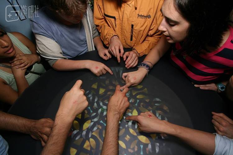 Mike Ren的《Clockwork》，是个交互投影游戏（图片来源：Mike Ren）