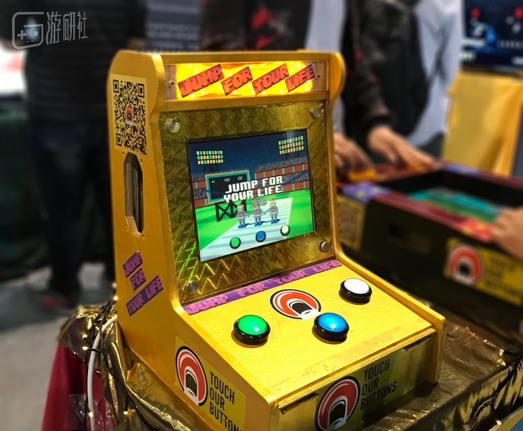 Mike Ren的另一台主机《Final Jump》，每个按钮操纵一个机器人起跳