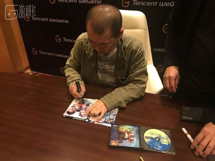 为了这次采访，我带去了DC版的《莎木 第一章》和PS2版《VR战士4》给铃木裕先生签名