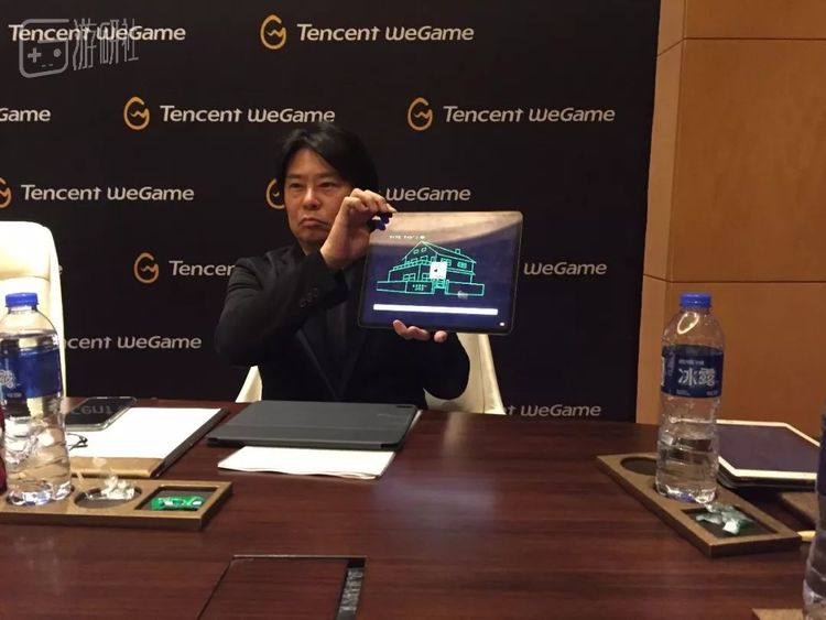 《莎木3》的动画制作人竹内宏彰先生在为我们现场演示了Apple II上的游戏《神秘屋2》，这款游戏也是铃木裕提到的自己大学时最爱玩的游戏之一