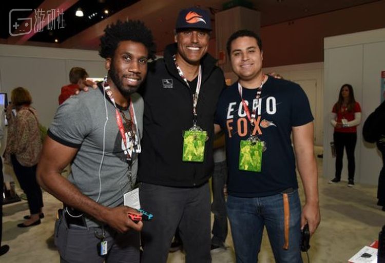 2017年的E3游戏展上，里克（中）与儿子凯尔（右）的合影