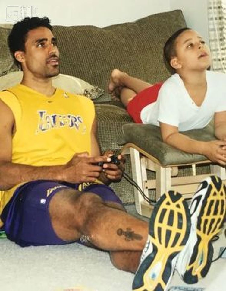 比起篮球，玩游戏才是父子间的主要活动