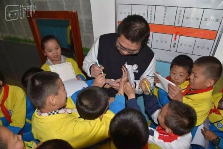 王师傅在为孩子们签名