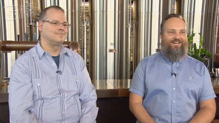 瑞（左）和格雷格（右）