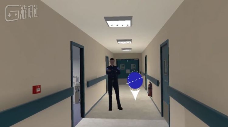 站在虚拟科室门口的医院保安