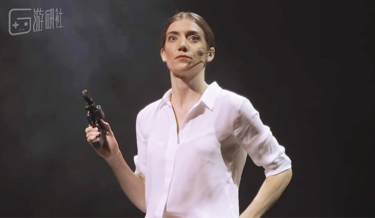 几分钟后，主持人在台上“鼻血”涌出、“头颅炸裂”