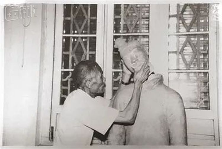 赵康民正在修复秦俑