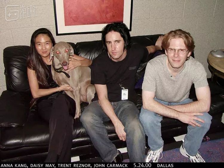 特伦特（中）和《雷神之锤》的主程序约翰•卡马克（右）