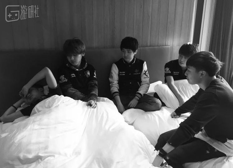 在选手QZ被取消资格后，Tyloo众位选手一筹莫展