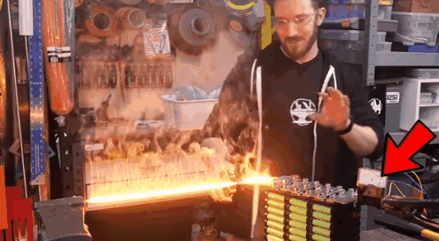 钨的硬度合格，但在高温下，钨金属极易氧化并产生大量的烟雾