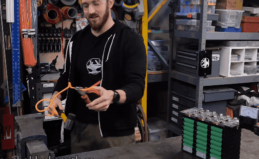 可惜作为一把剑，钛的硬度无法令人满意