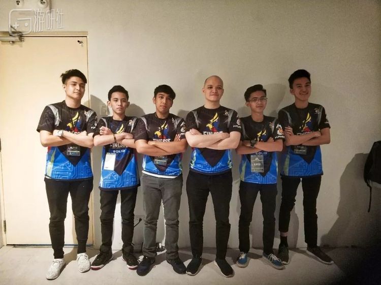 左二看上去还没习惯双手交叉抱胸的，是14岁的Karl；左四光头为Lex