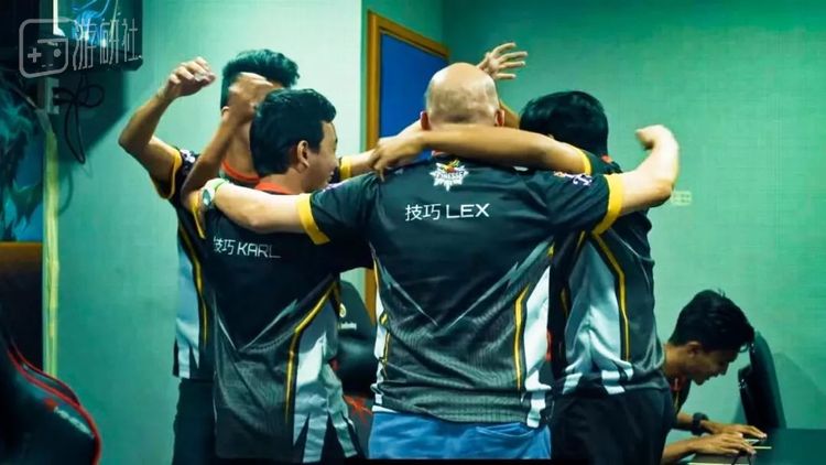 MPL发展初期，东南亚选手会穿短裤、拖鞋上去比赛，后来逐渐正规，由赞助商提供队服。Finesse Solid战队衣服背后的“技巧”二字，来自他们的一位日本赞助人