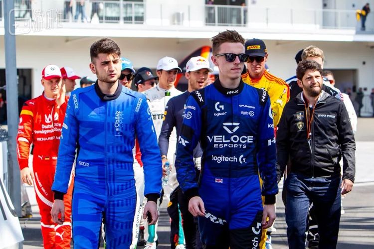 恩佐跟其他赛车手走在一起