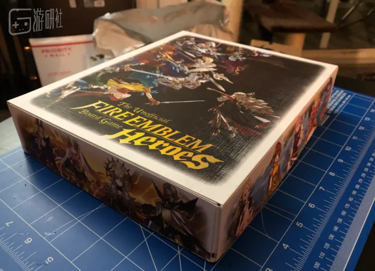他甚至专门为桌游制作了精美的包装盒