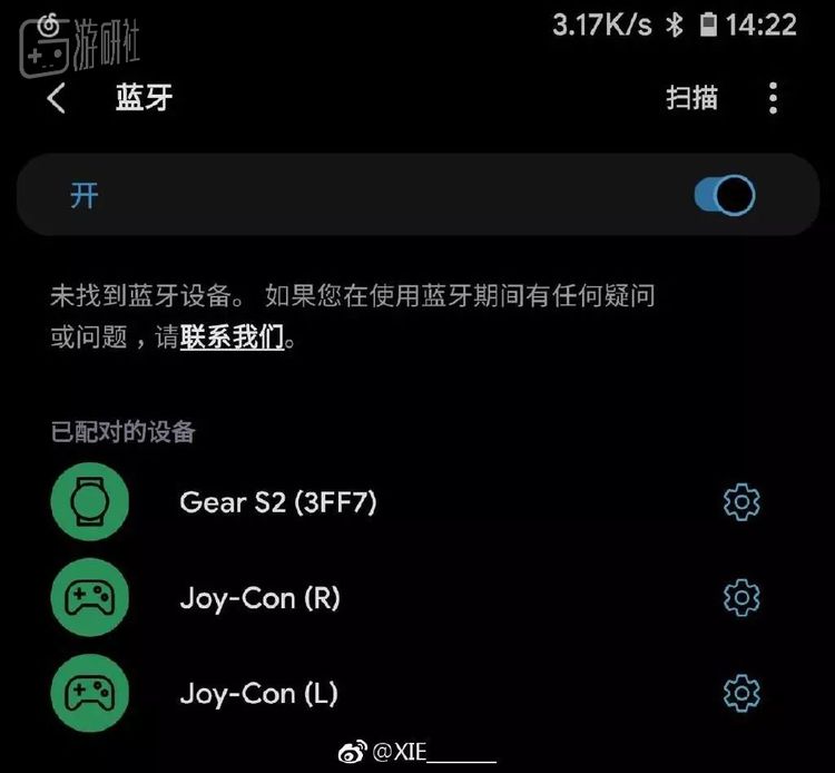 取下Joy-Con，侧面中间有个按键按住便可以启动蓝牙，之后无论在电脑还是手机上都可以搜索到相关设备（手机版配图来自于微博@XIE_____）