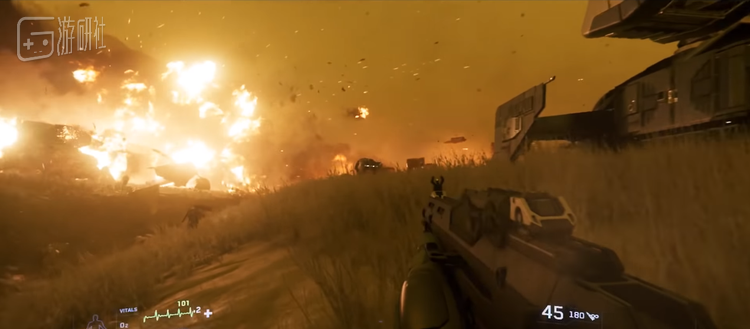 远处的火光就是刚刚坠毁的一艘飞船